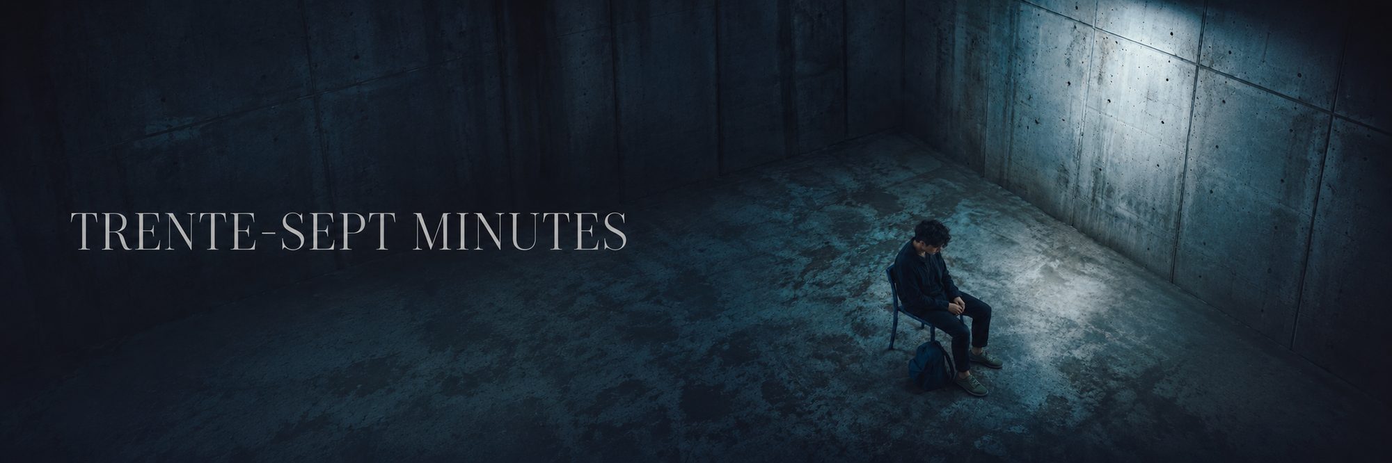 Trente-sept Minutes — un adolescent assis seul dans une pièce en béton